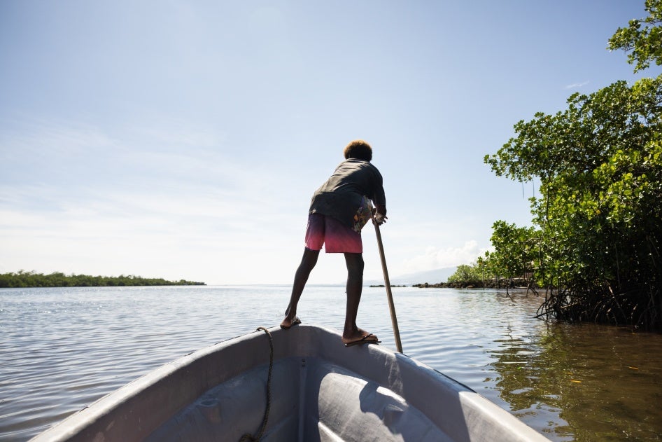 Un jeune garçon, membre de la communauté de Walande (province de Malaita) aux Îles Salomon dans l’océan Pacifique, cherchait du poisson dans cette région affectée par le changement climatique.