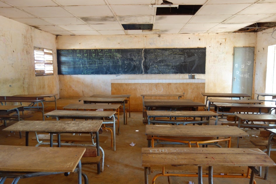 Une salle de classe vide, dans un collège situé dans le sud du Sénégal. 