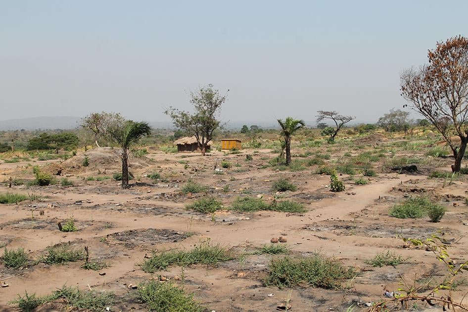 Des miliciens de l'ethnie Luba ont incendié le camp Vumilia 1 abritant des personnes déplacées, dont la plupart sont d'ethnie Batwa, le 30 avril 2015 à Nyunzu, en République démocratique du Congo.
