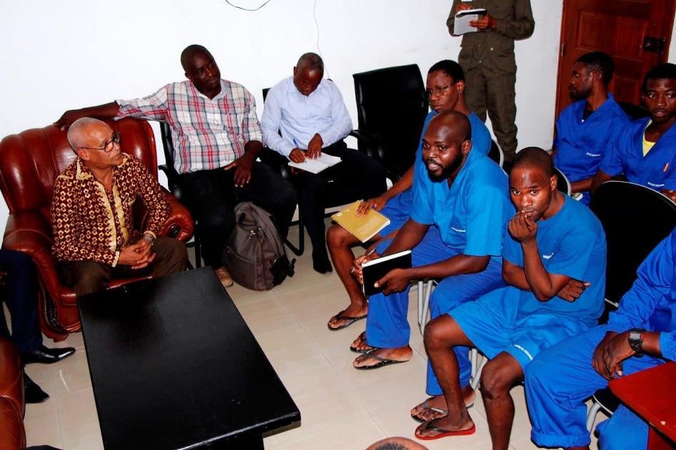 Os ativistas detidos exibem livros durante uma raríssima visita de membros de partido da oposição à cadeia de Viana, Abril 2016. 