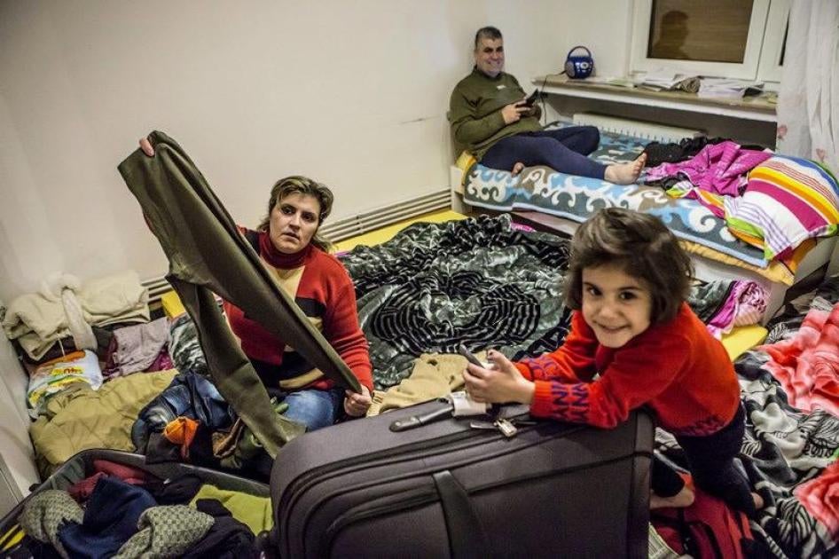 Falak unpacks her family’s luggage in their new house in Germany. © 2017 Anna Pantelia