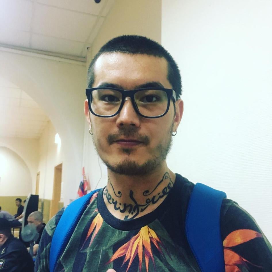 Али Феруз в Басманном суде Москвы перед рассмотрением дела о его выдворении вечером 1 августа 2017 г.