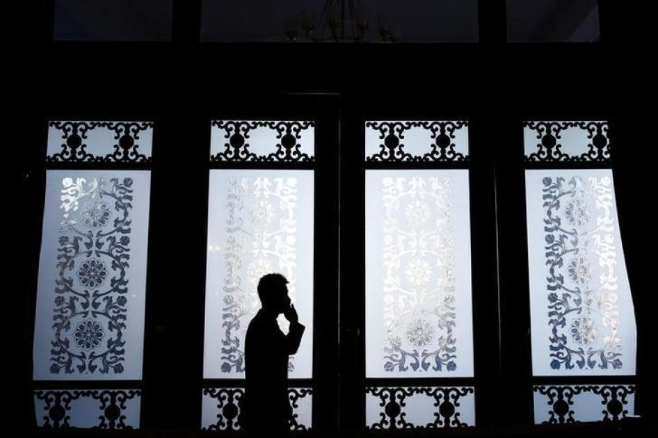 ​2017年3月2日，中国北京一名男子以手机通话。