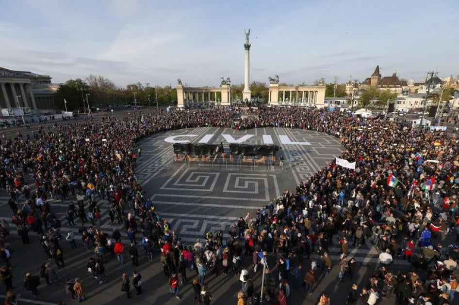 Manifestation sur la place des Héros à Budapest, en Hongrie, le 12 avril 2017, contre une nouvelle loi visant à affaiblir le fonctionnement de l'Université d'Europe centrale (Central European University, CEU) fondée par le financier et philanthrope améric