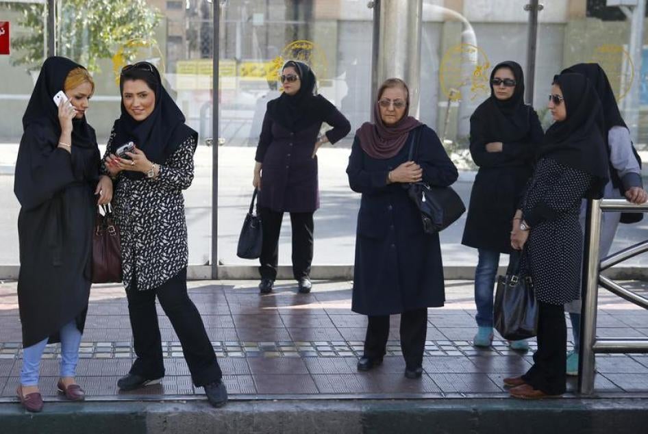 Women wait for a bus in central Tehran, Iran, August 24, 2015. © 2015 Reuters