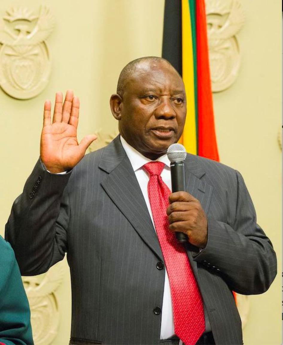 Cyril Ramaphosa prête serment comme président de l’Afrique du Sud au Parlement du Cap, le 15 février 2018.
