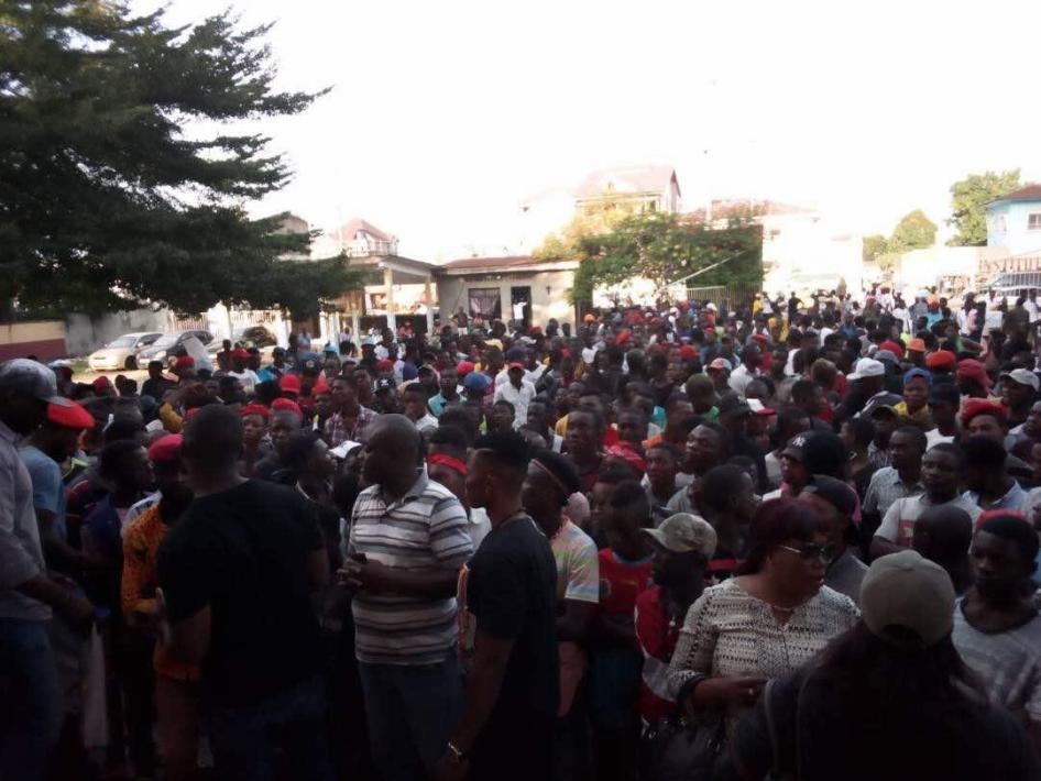 Des jeunes du parti au pouvoir – y compris des Jeunes Leaders portant des bérets rouges – à la cathédrale Notre-Dame, la paroisse principale de Kinshasa, en République démocratique du Congo, le 24 février 2018.