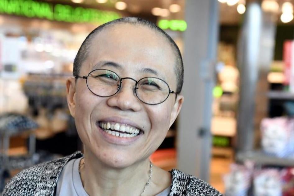 Liu Xia, janda dari tokoh pembangkang politik penerima Penghargaan Nobel Perdamaian Liu Xiaobo, tersenyum saat tiba di Bandara Internasional Helsinki di Vantaa, Finlandia, 10 Juli 2018. 