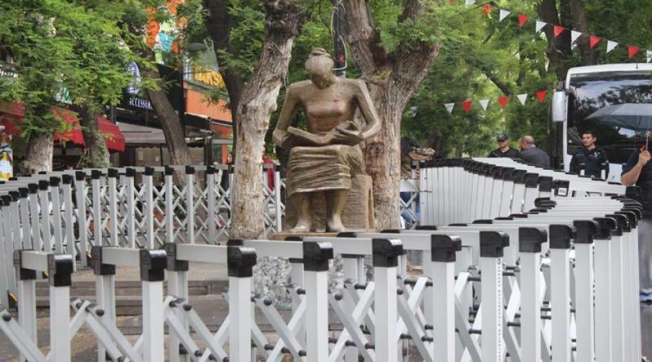 Türkiye’de olağanüstü hal sırasında Ankara’da bulunan insan hakları heykelinin çevresi, halka açık yürüyüş ve gösterilerde bir alan olarak kullanılmasını önlemek amacıyla polis barikatıyla kuşatıldı, 2017. 