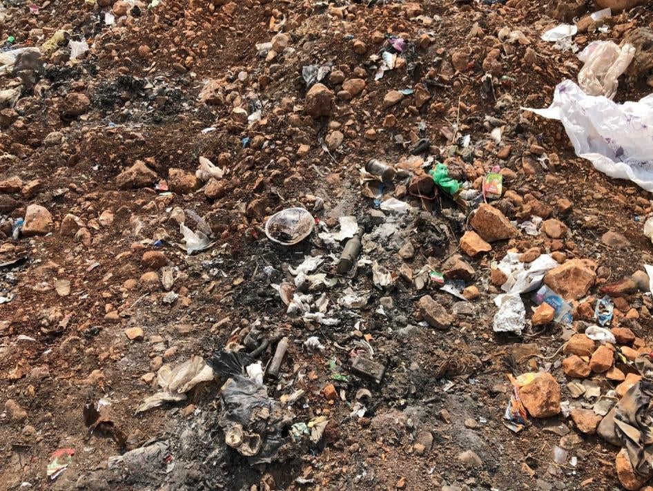 علامات الحرق في مكبّ القنطرة، بما فيها سخام من حرق حديث ورواسب الرماد، 11 أكتوبر/تشرين الأول 2018، القنطرة، لبنان.