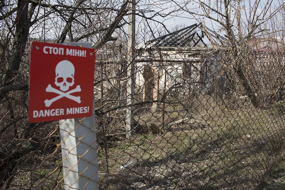 Знак попередження про наявність мін поблизу «сірої зони» на перетині у Станиці Луганській. 