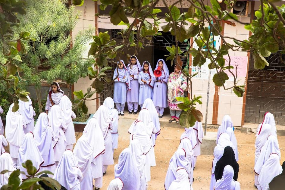 گورنمنٹ گرلز ثانوی سکول لیاری جو کہ کراچی کے نواح میں واقع ہے میں طالبات صبح کی ورزش کرتے ہوئے۔