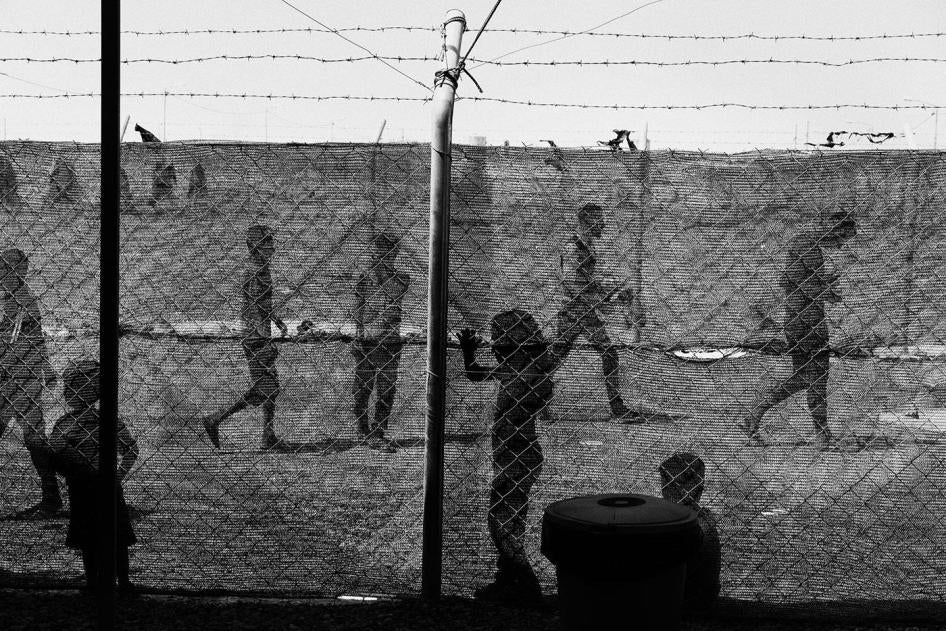 خيم إلى الجنوب من الموصل يأوي العائلات النازحة بسبب القتال بين داعش والقوات العراقية، ويضم العائلات ذات الانتماء المفترض لداعش والتي منعت من العودة إلى ديارها. © 2018 مويسيس سمان/ ماغنوم فوتوز