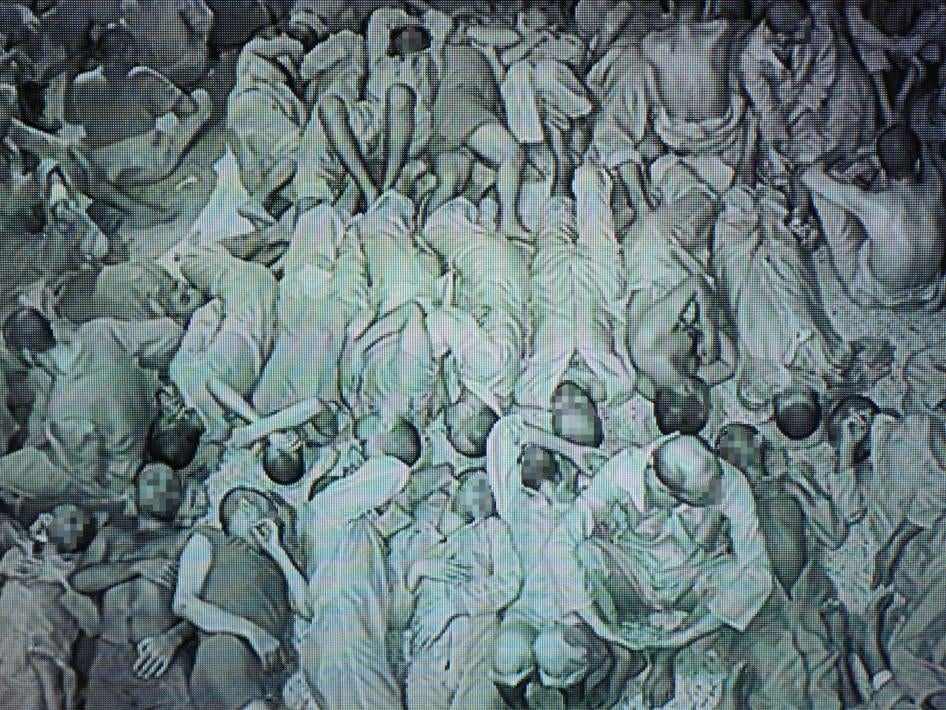 محتجزون فيما وصفته صحيفة التايمز اللندنية بأنه مركز غير رسمي للاحتجاز للمشتبه بانتمائهم إلى داعش في شمال شرق سوريا. 