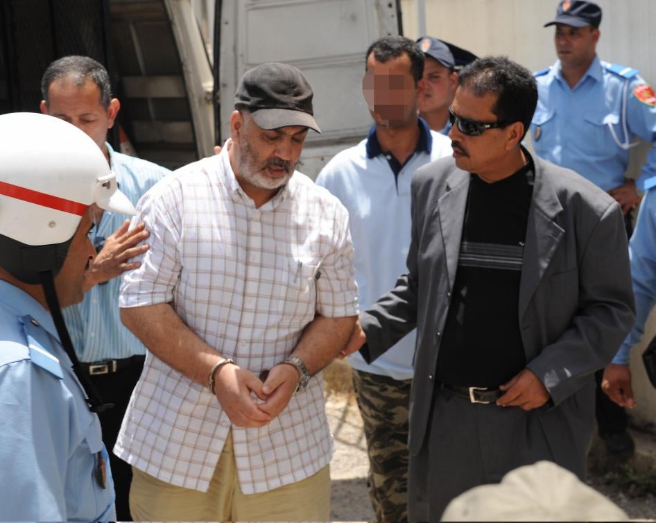 Abdelqader Belliraj, arrivant à un tribunal à Salé, au Maroc, en 2008. 