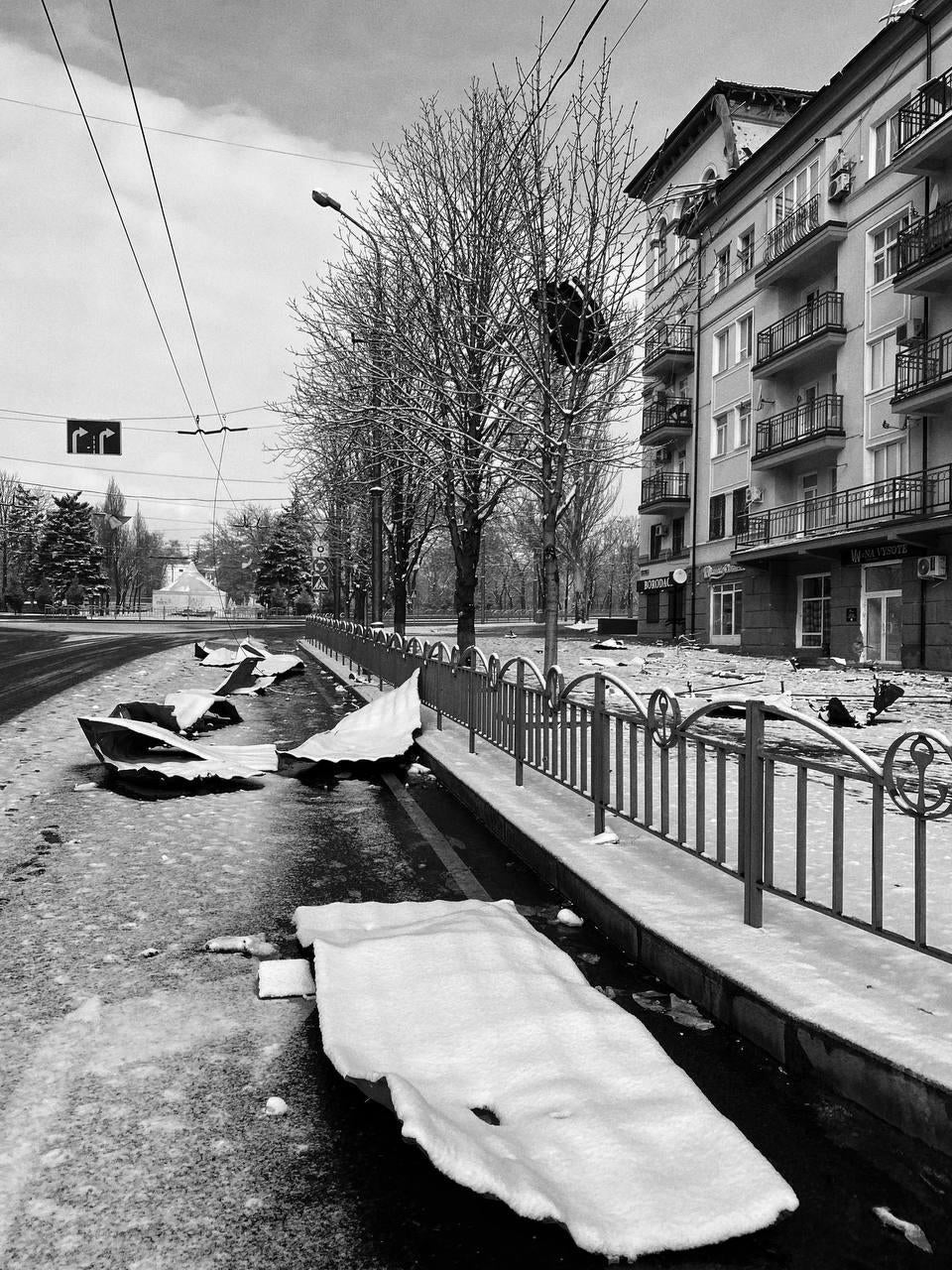 Разрушения на проспекте Мира в Мариуполе 8 марта 2022 года.