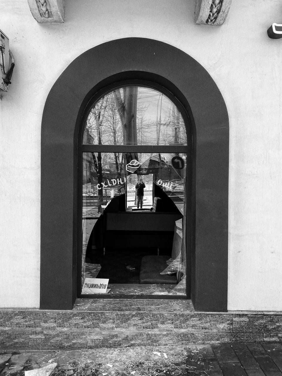 Поврежденные магазины на проспекте Мира в Мариуполе 8 марта 2022 года.