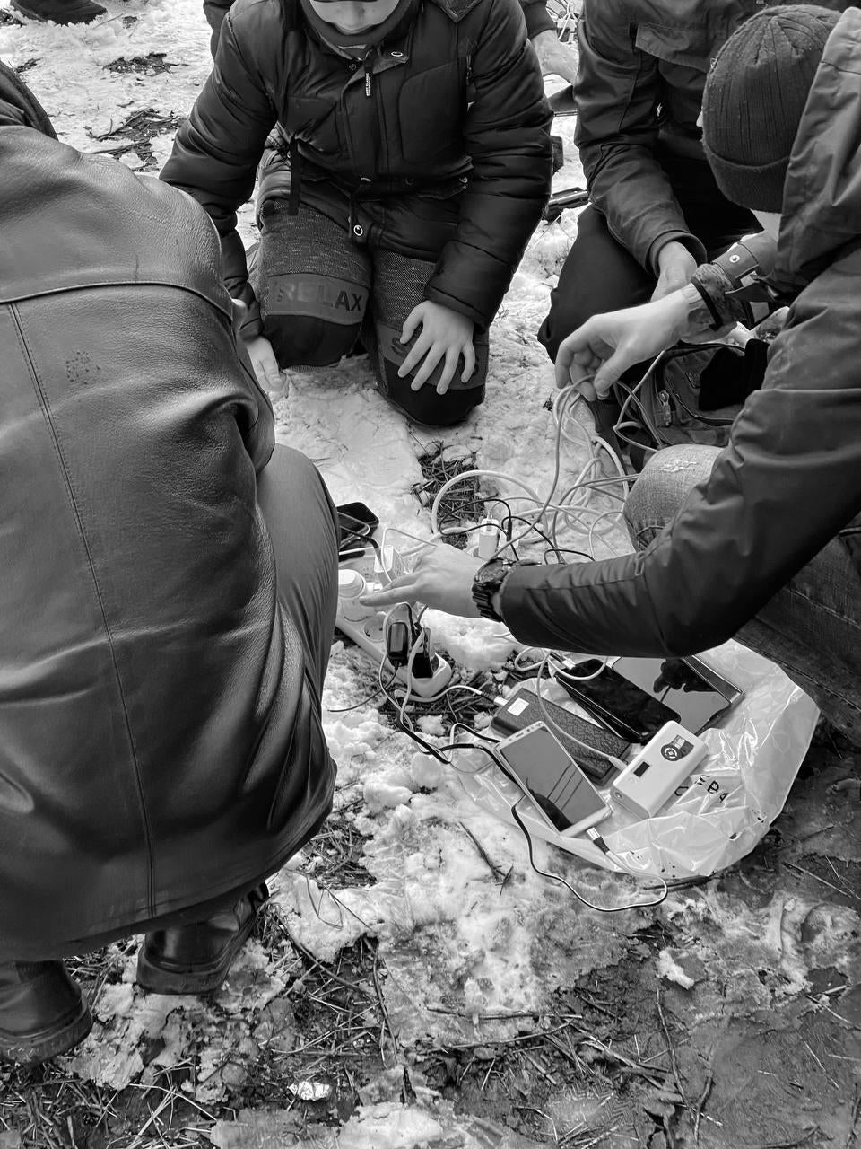 Люди в Мариуполе несколько дней живут без электричества, 8 марта 2022 года.