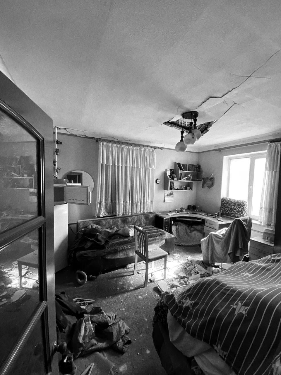 Разрушенные дома на улице Итальянской в Мариуполе, 13 марта 2022 года.