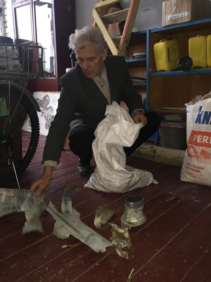 Адміністратор школи № 1 у смт. Станиця Луганська показує залишки ракети Град, яка вдарила по школі ввечері 25 січня 2015 року. Друга ракета впала на шкільне подвір'я. © 2015 Юлія Горбунова/Human Rights Watch