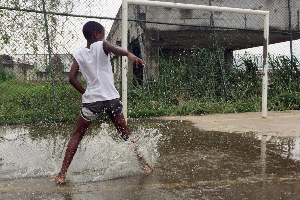 Um menino brinca na favela da Mangueira, em 14 de janeiro de 2016. 