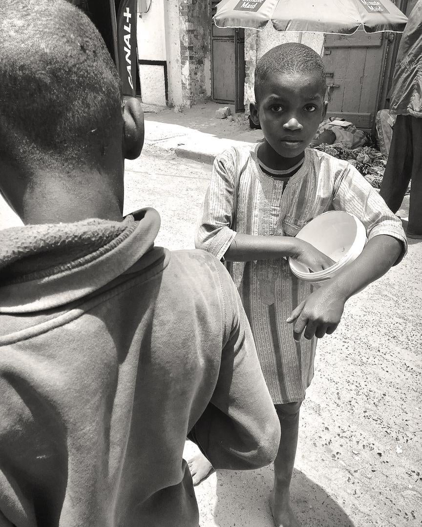 Des talibés mendient dans une rue de Saint-Louis, au Sénégal, le 7 mai 2017. 