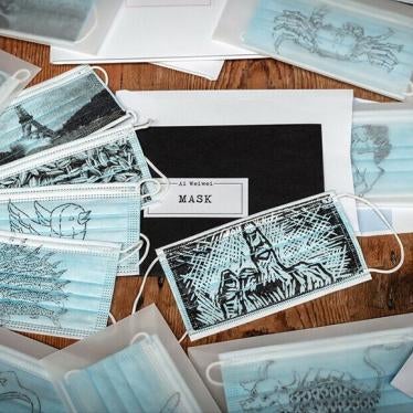 Des masques faciaux créés par l’artiste chinois Ai Weiwei, dont les illustrations symbolisent des thèmes comme la répression (menottes) ou l’esprit de résistance (un certain doigt levé). Ces masques sont en vente sur le site eBay for Charity. Les bénéfices aideront à financer le travail de trois ONG : HRW, MSF et Refugees International.