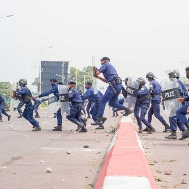 Des policiers chargent des manifestants à Kinshasa le 9 juillet 2020 lors de manifestations sur la nomination du nouveau président de la Commission électorale.