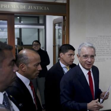 El expresidente de Colombia Álvaro Uribe llega a la Corte Suprema para ser indagado sobre su presunta participación en un caso de manipulación de testigos, en Bogotá, Colombia, el martes 8 de Octubre de 2019.