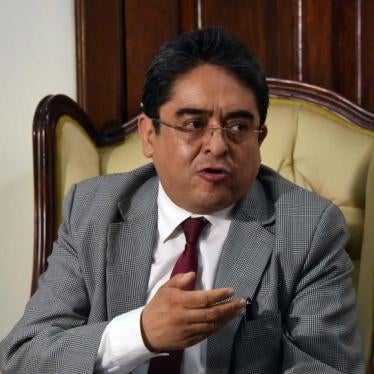 El procurador de los derechos humanos de Guatemala, Jordan Rodas, habla durante una rueda de prensa después de una reunión con miembros de la organización "Orgulloso de mi PNC" (Policía Nacional Civil), conformada por familiares de agentes de policía, en Ciudad de Guatemala el 17 de julio de 2018.