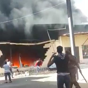 Detainees watch in horror outside the migrant detention facility in Sanaa, Yemen, where scores of Ethiopian migrants burned to death in a fire on March 7, 2021. © 2021 Private