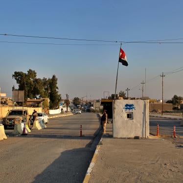 جنود عراقيون يحرسون نقطة تفتيش في نينوى، العراق. الجمعة في 4 ديسمبر/كانون الأول 2020. 