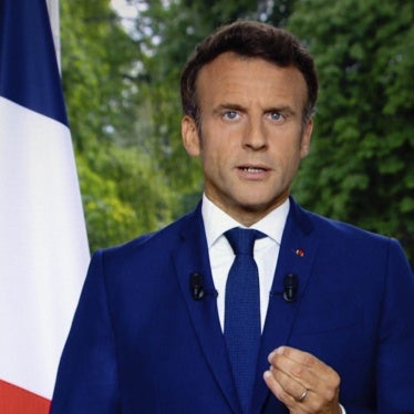Une photo d'un écran de télévision montre le président français Emmanuel Macron s'exprimant lors d'une allocution télévisée, le 22 juin 2022, à Paris.