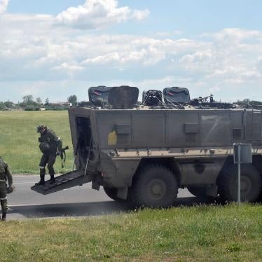 Russian servicemen on the roadside in Kherson region, Ukraine. © 2022 Olga Maltseva/AFP/Getty Images 