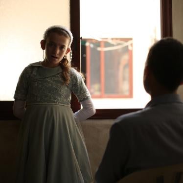 Shahd, une jeune fille syrienne âgée de 12 ans et atteinte d'un handicap auditif, photographiée face à son père dans le domicile familial à Azaz (gouvernorat d’Alep), dans le nord-ouest de la Syrie, le 7 juin 2022. 