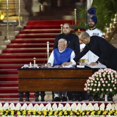 Le Premier ministre indien Narendra Modi signait une attestation validant son troisième mandat lors d'une cérémonie de prestation de serment au Palais présidentiel (« Rashtrapati Bhavan ») à New Delhi, en Inde, le 9 juin 2024. 