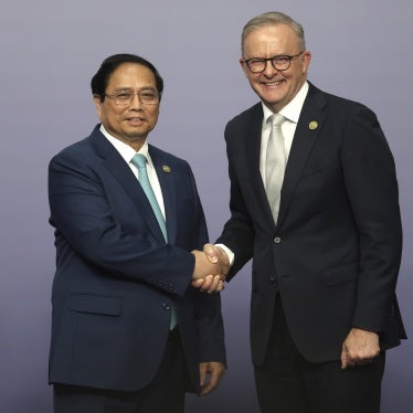 Vietnamese Prime Minister Pham Minh Chinh (left) shakes hands with Australian Prime Minister Anthony Albanese at the ASEAN-Australia Special Summit in Melbourne, Australia, March 5, 2024. 