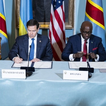 Foreign Minister of the Democratic Republic of Congo Thérèse Kayikwamba Wagner (L), US Secretary of State Marco Rubio (C), and Foreign Minister of Rwanda Olivier Nduhungirehe, signing the Declaration of Principles at the US State Department, Washington, DC, April 25, 2025.