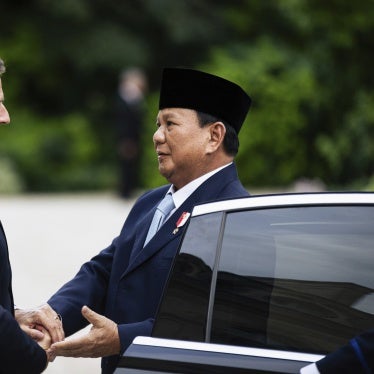 French President Emmanuel Macron (L) and Indonesian President Prabowo Subianto at the Elysée Palace in Paris, France, July 24, 2024. 