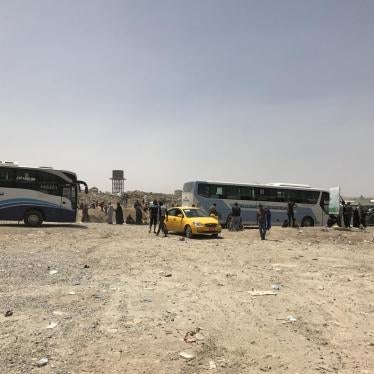 Iraqi Ministry of Transportation buses taking internally displaced families to Hammam al-Alil in May 2017. In late August, Iraqi authorities bused 1,400 foreign women and children to the site. © 2017 Belkis Wille/Human Rights Watch