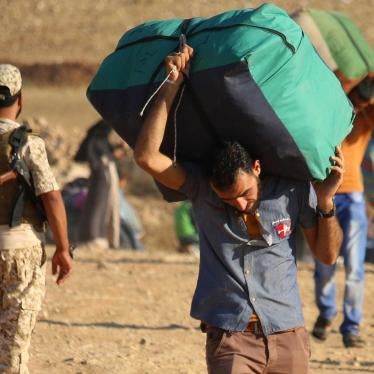 Syrian refugees carry belongings as they return to Syria after crossing the Jordanian border near the town of Nasib, in the southern province of Daraa, on August 29, 2017. 