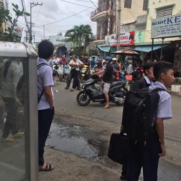 201711asia_vietnam_blogger Blogger Nguyen Ngoc Nhu Quynh’s mother, Nguyen Thi Tuyet Lan, being assaulted outside the court in Nha Trang, Vietnam.