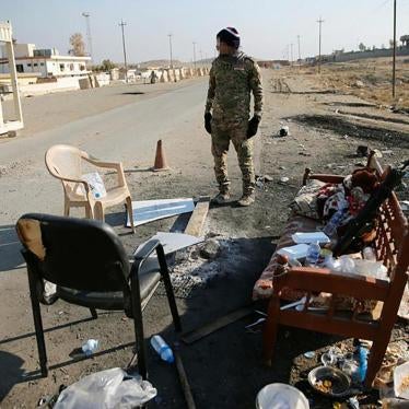 A member of the Iraqi security forces stands at a checkpoint near Hammam al-Alil, south of Mosul, Iraq, December 2016. 