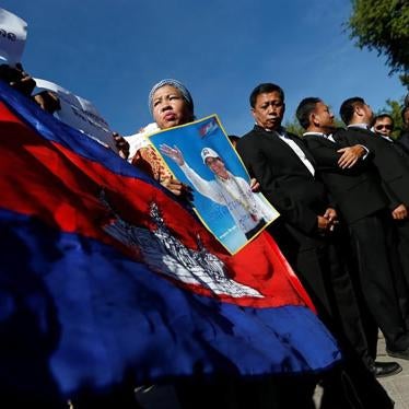 Supporters of Kem Sokha, leader of the Cambodia National Rescue Party (CNRP), stand outside the appeals court during his bail hearing in Phnom Penh, Cambodia, September 26, 2017.