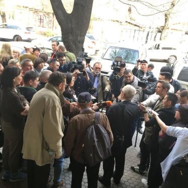 Journalists, others gather around Vadim Boreiko, journalist and regular contributor to Ratel.kz, for comment after the April 5 court hearing against Ratel.kz and chief editor Marat Asipov. 