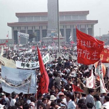 People fill Tiananmen Square in front of the Mausoleum of late Chinese chairman Mao Zedong and the Monument to the People's Heroes in Beijing, on May 17, 1989.