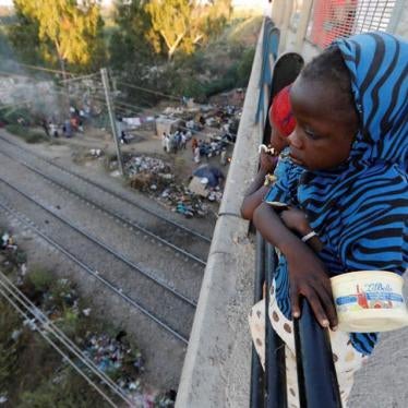 •	فتاة مهاجرة أفريقية تنظر حولها بينما تقف على جسر شُيِّد تحته مخيم مستحدث على الطريق السريع في ضواحي الجزائر العاصمة، الجزائر، 28 يونيو/حزيران 2017. © 2017 رويترز/زهرة بن سمرا  