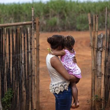 Jovana, uma mulher de 20 e poucos anos, com sua filha pequena. Elas vivem no estado de Minas Gerais e, assim como outros moradores, disse que aviões fazem aplicações frequentes de agrotóxicos sobre as casas da sua comunidade. Ela descreveu ter sido atingi