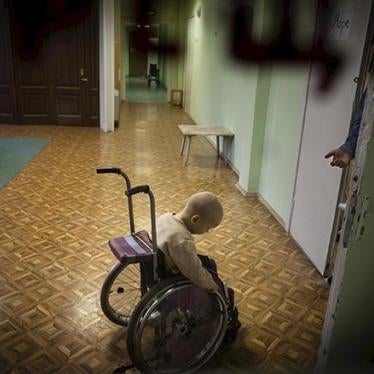 Un jeune garçon dans un fauteuil roulant, dans un orphelinat pour enfants handicapés en Russie. 
