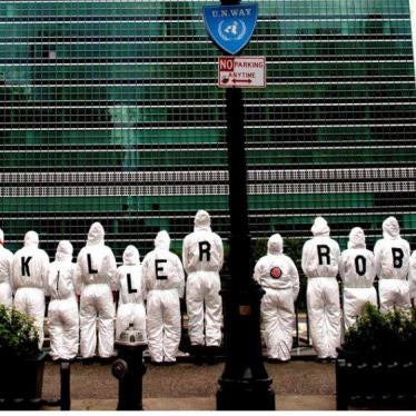 Des membres de la Campagne contre les robots tueurs photographiés devant le siège des Nations Unies à New York, lors de l'Assemblée générale en septembre 2018.